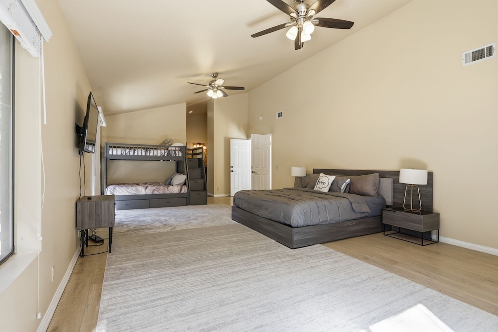 Spacious Mountain Getaway Game Room & Gazebo 5 Bedroom Villa