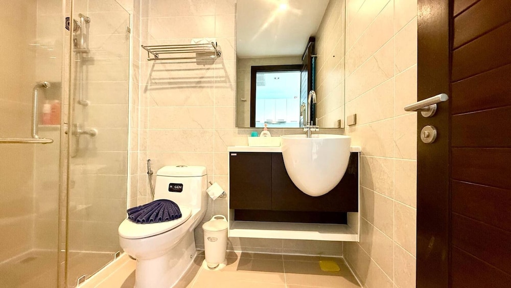 Emerald 307 - Studio With Balcony and Shared Pool