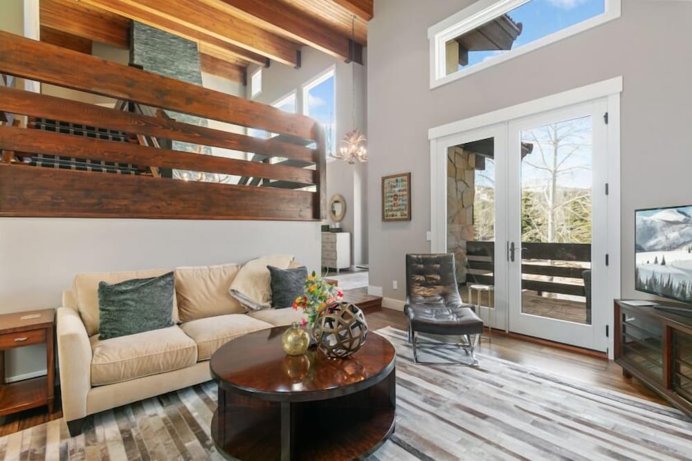 2540 Queen Esther Dr - 5 Bedroom Home with Spa 5 Home