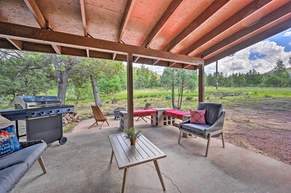 Peaceful Strawberry Cabin: Fire Pit & Hot Tub
