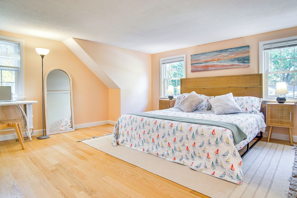 Bike to Private Beach: Cape Cod Escape w/ Sunroom