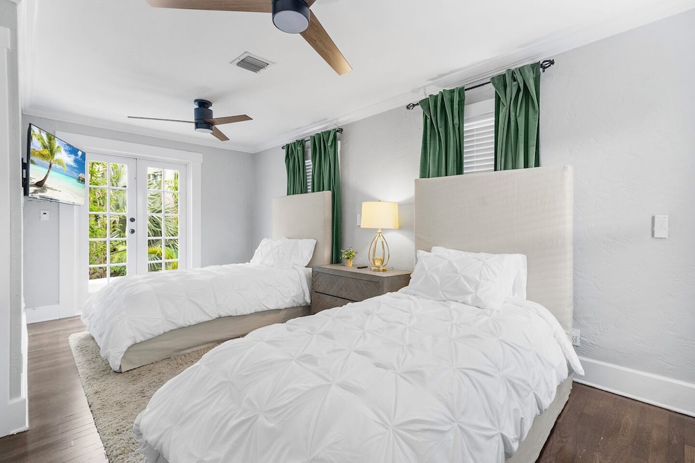 2 Mansions with Pool in West Palm Beach