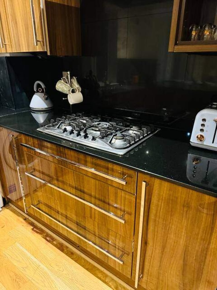 3-bed Central Apartment - Sleeps 8 & Free Parking photo 5