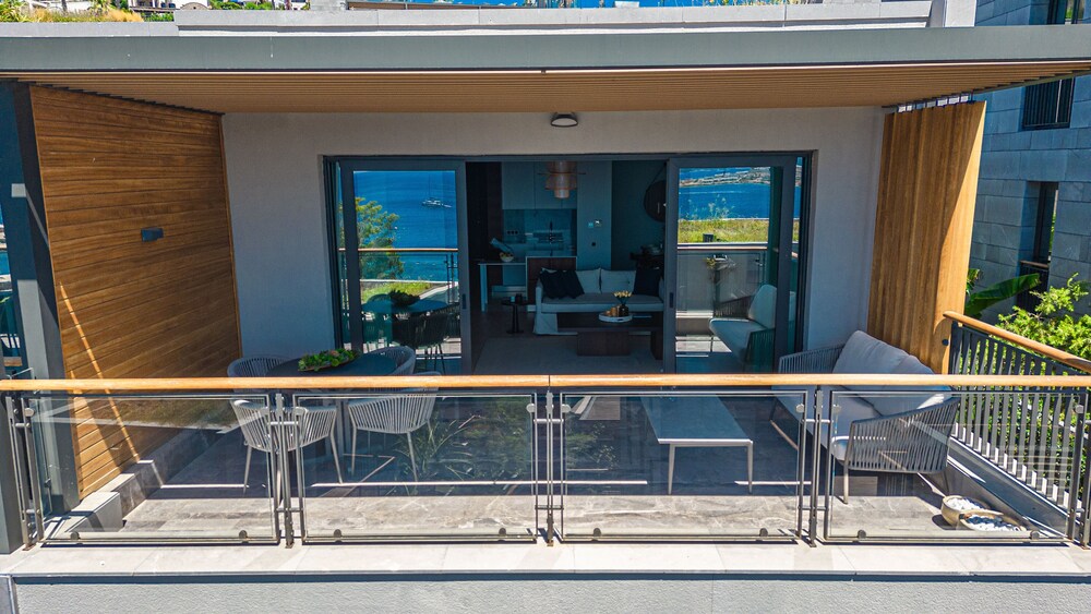 1-Bedroom Seafront Flat with Hotel Amenities