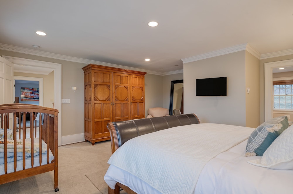 Sunny Pond by Avantstay Secluded Estate w a Private Pond Gym Movie Theater