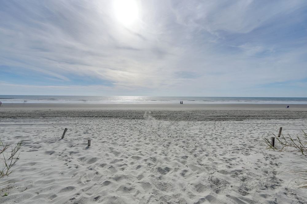 Steps to Beach: NMB Condo w/ Balcony & Pool Access