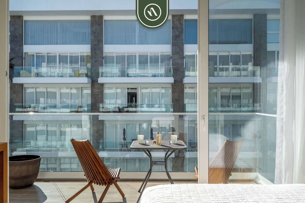 3BR Condo Right Next to the Beach - Pool - Palapa