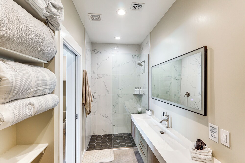 Casita + Chef's Kitchen: Lake Havasu Desert Oasis