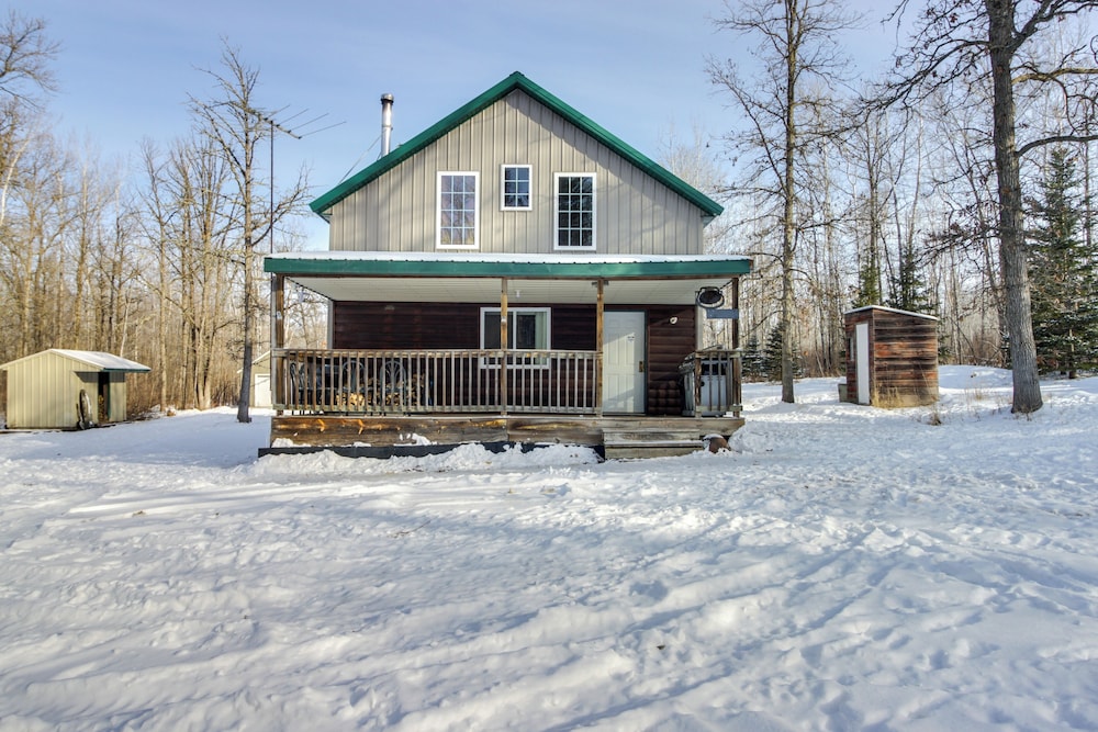 6 Mi to Spider Lake ATV Trails: Cabin w/ Fire Pit