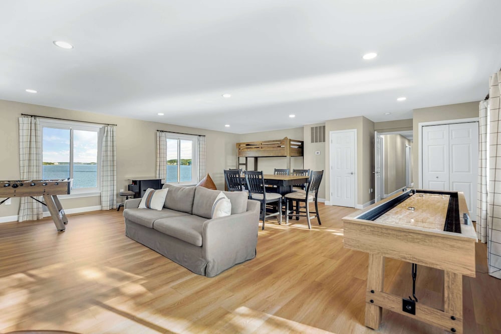 Panoramic Paradise - Lakefront Home for 15