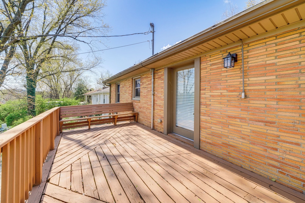 4 Mi to Churchill Downs: Updated Retreat w/ Deck!