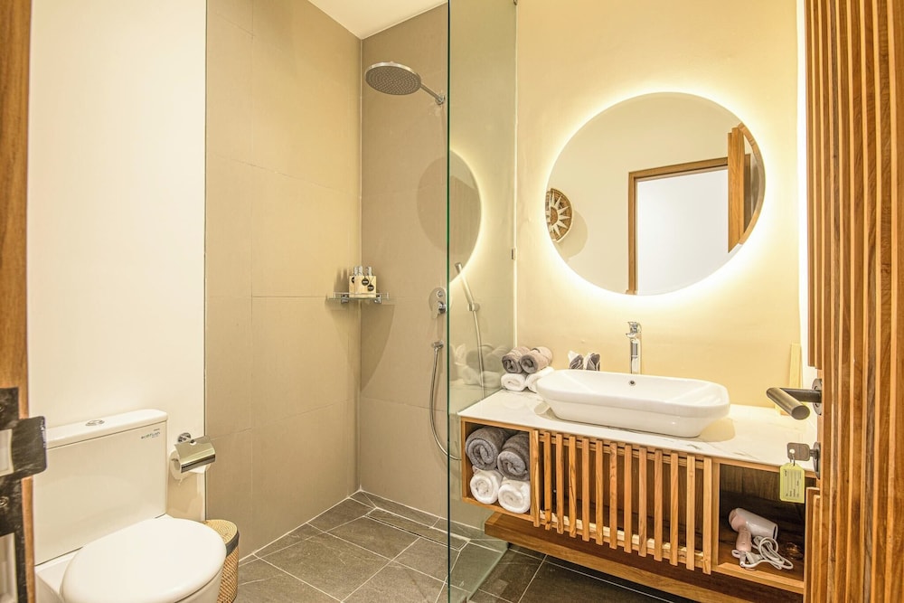 Luxury 5BR Retreat, 400m From Café Del Mar Shore