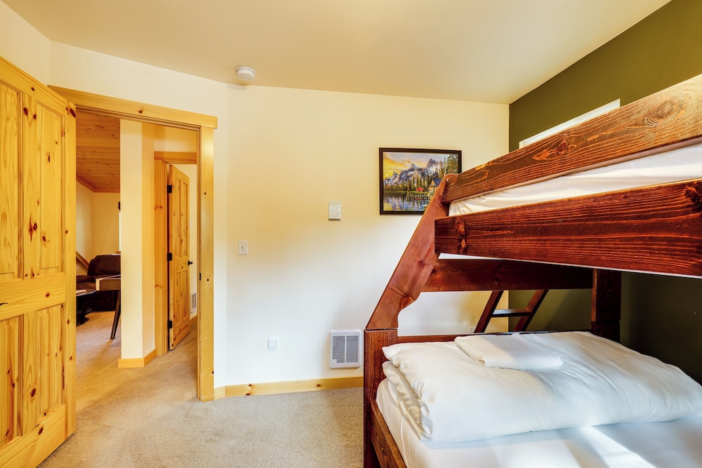 Hot Tub & Game Room: Ronald Retreat 2 Mi to Lake!