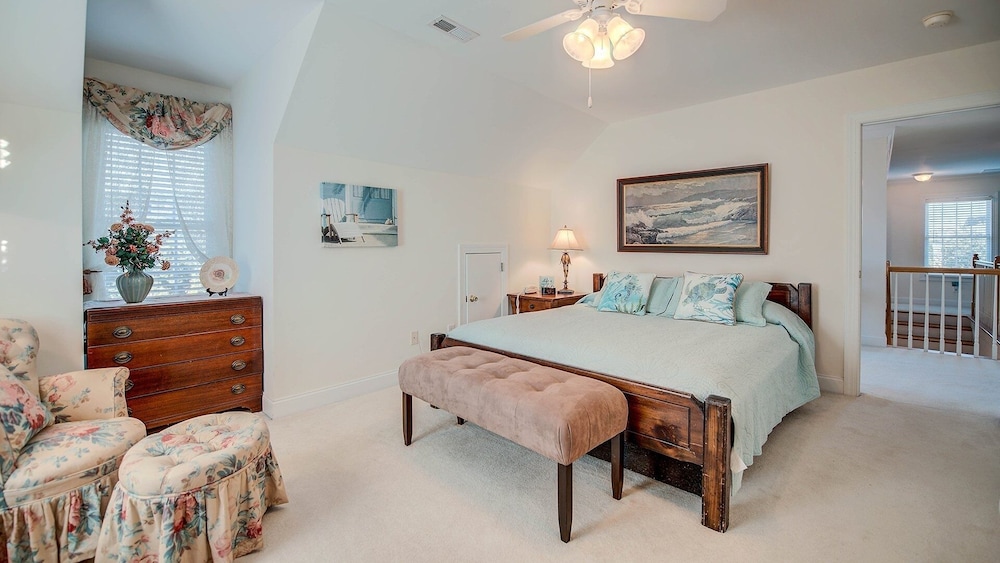 Inviting Beach Retreat With Wonderful Lake Views To Relax And Enjoy 5 Bedroom Home by Peace Vacations
