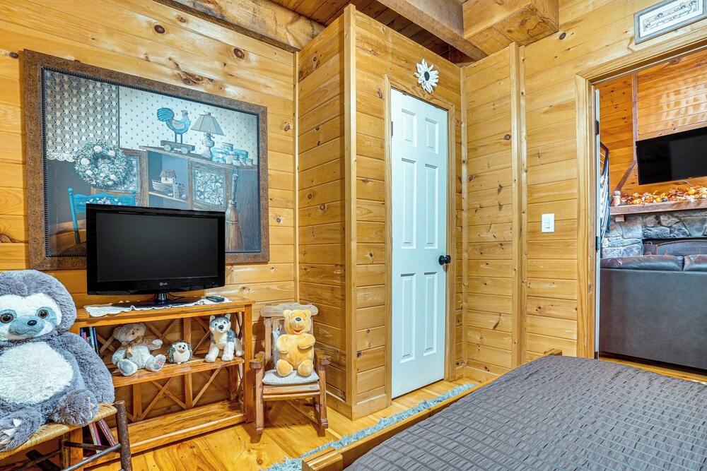 9 Mi to Lake Burton: Cabin w/ Deck Near Helen view 5