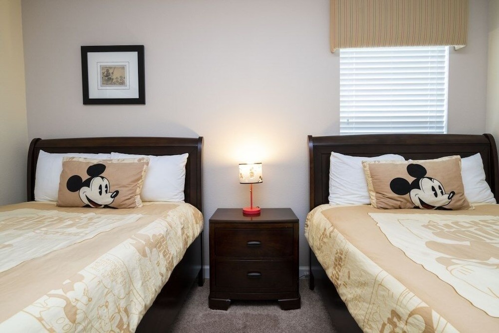 Family Pool Home Near Disney!! Modern Decor, Bbq ,resort W/ Tons Of Amenities! 6 Bedroom Home