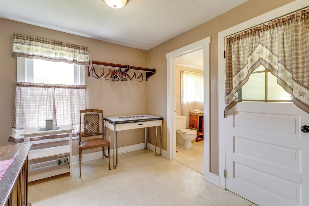 Pet-friendly Smithmill Retreat w/ Yard!