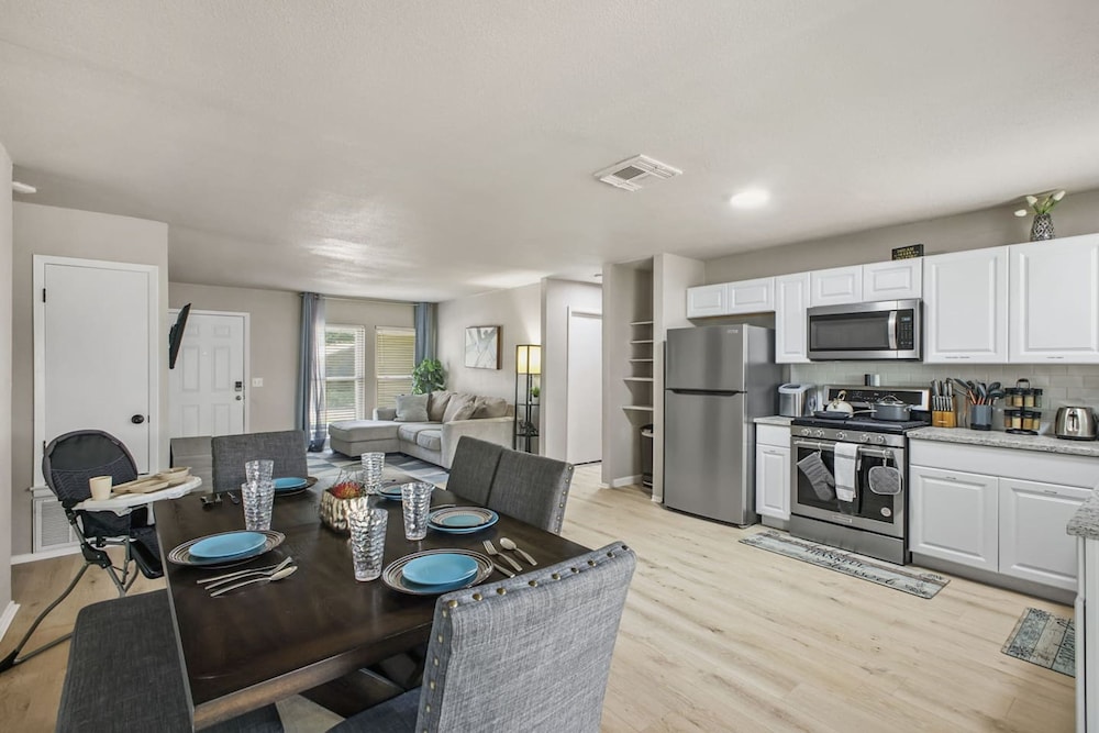 Cozy 3BR Home Family-friendly Near Attractions