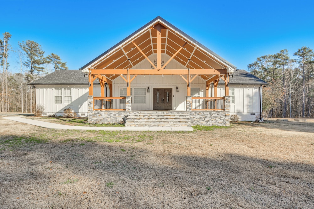8 Mi to Jordan Lake: Spacious New Hill Home