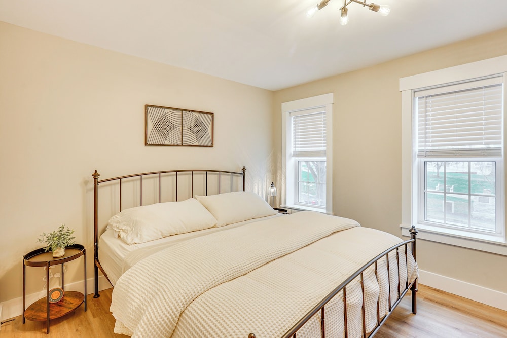 Family-friendly Townhome w/ Patio in Columbia!