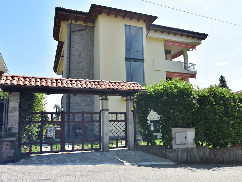Apartment in a Prime Location on Lake Maggiore view 4