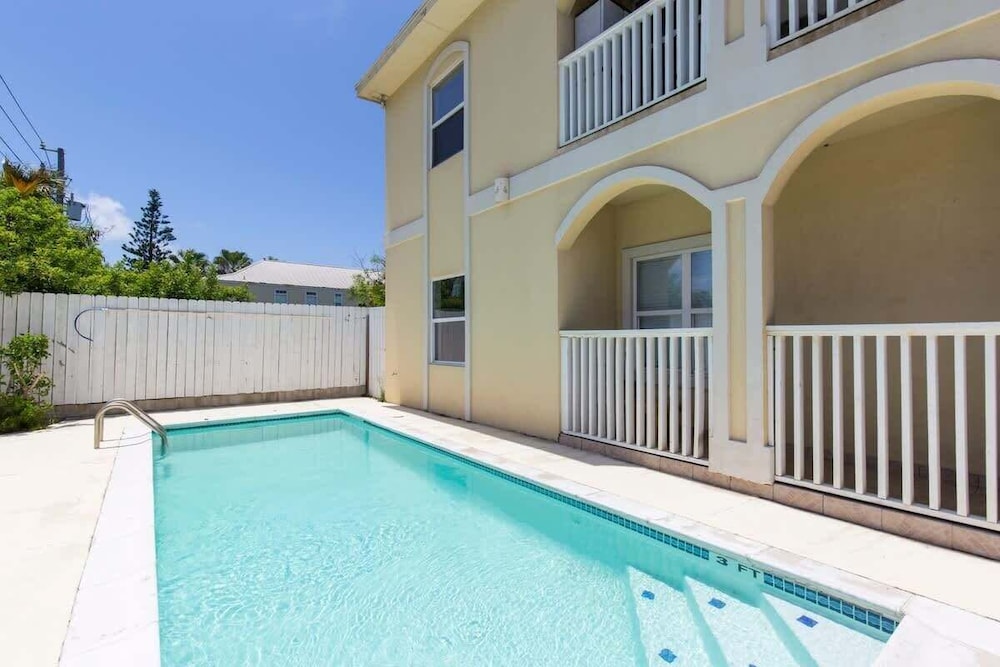 Open & Modern Pool #b Walk To Beach 2 Bedroom Condo