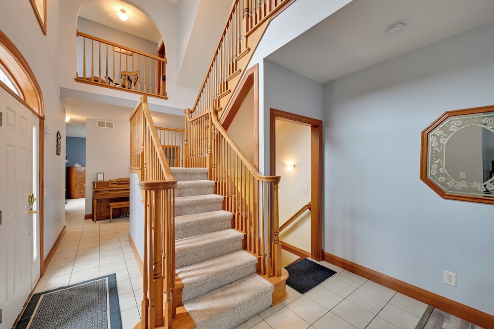 Hot Tub & Dock: Waterfront Lake Hamilton Home