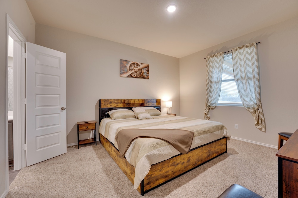 6 Mi to Lackland Afb: Hot Tub, Pool & Game Room!