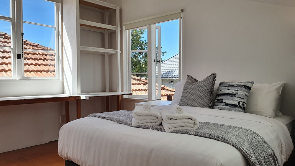 Bright and Modern Oasis in Kingsland view 5