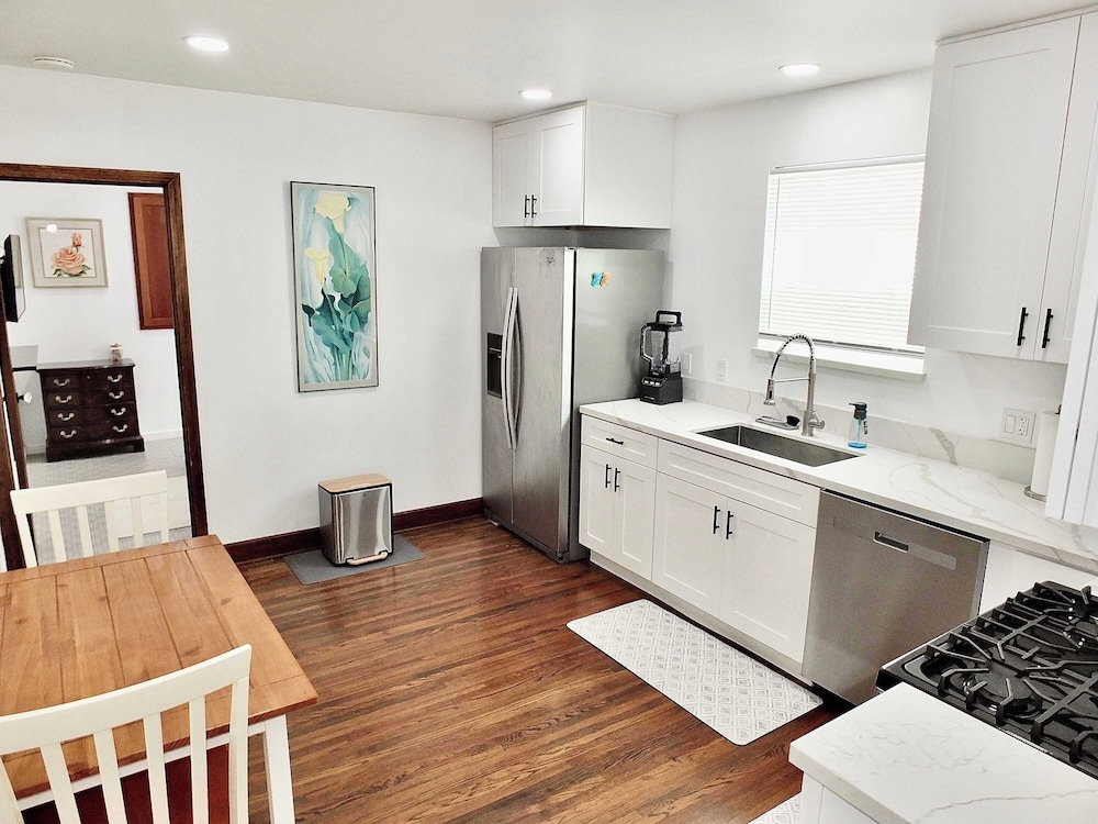 Belmont Shore Coastal Cottage - Cozy Home for 6 - 2 Blocks to Beach
