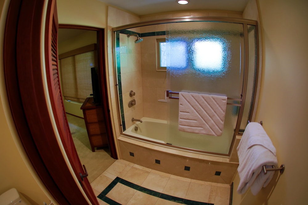 Alii Point #15 - Almost Oceanfront 3 Bedroom Home by RedAwning