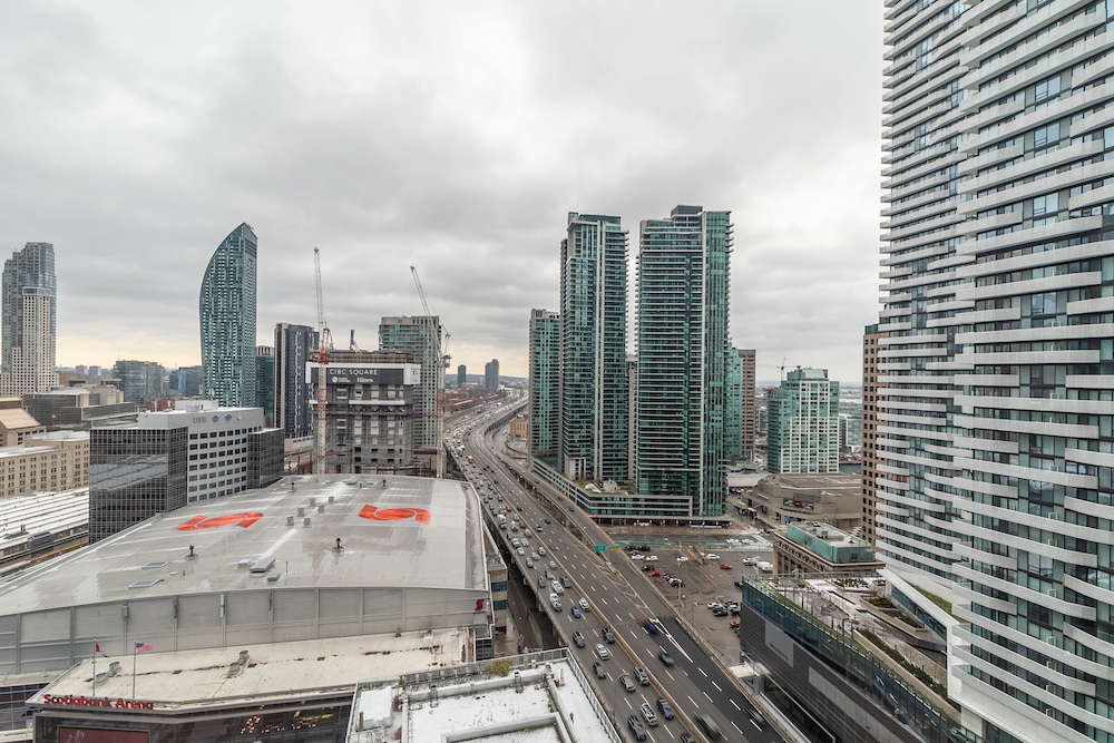 Stylish 1BR in Heart of City 2204