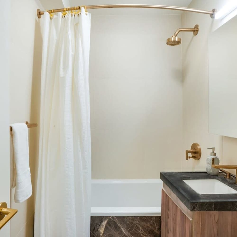 52-3de Newly Renovated 2BR BTH Midtown East