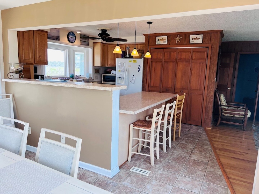 Fore Shore West- 4 Bedroom Home by RedAwning