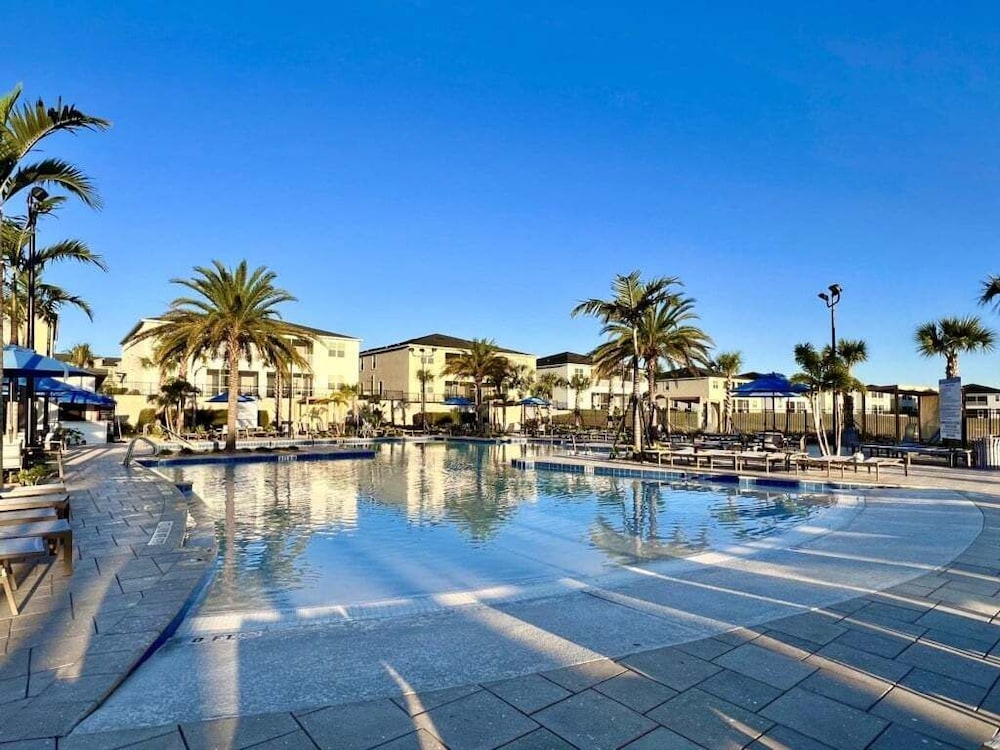 Stunning 4 Bed Townhome Pool & Waterpark 4 Bedroom Townhouse