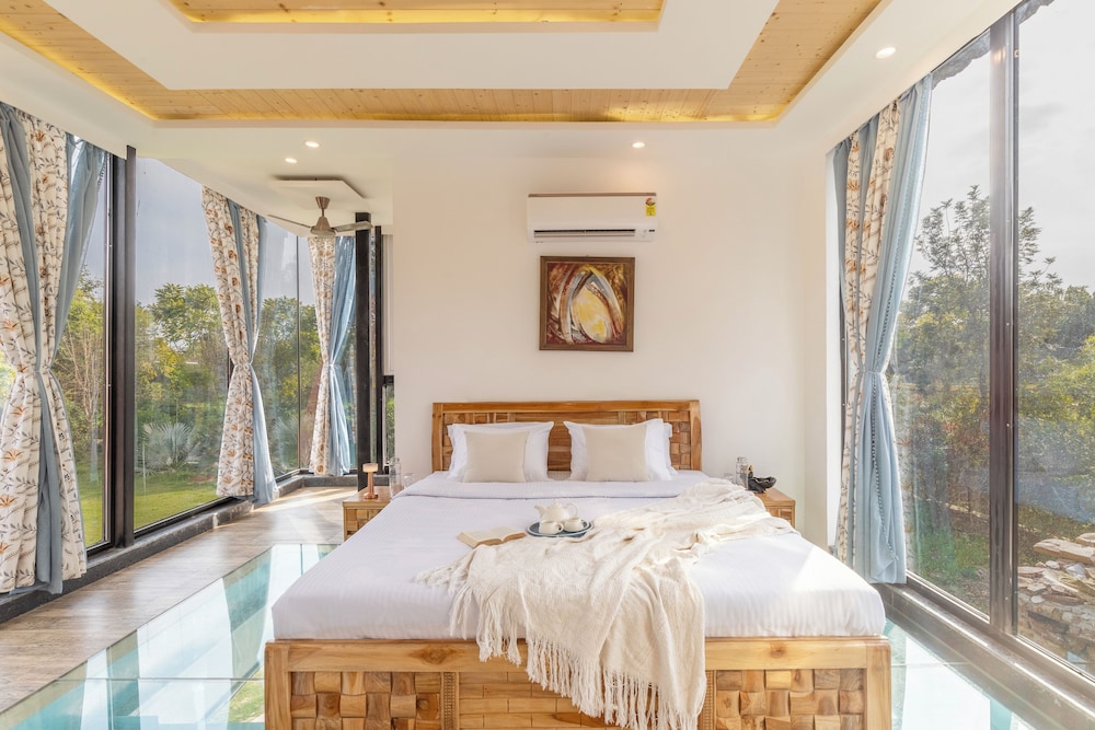ELIVAAS 3 BHK Handa's Getaway with pool
