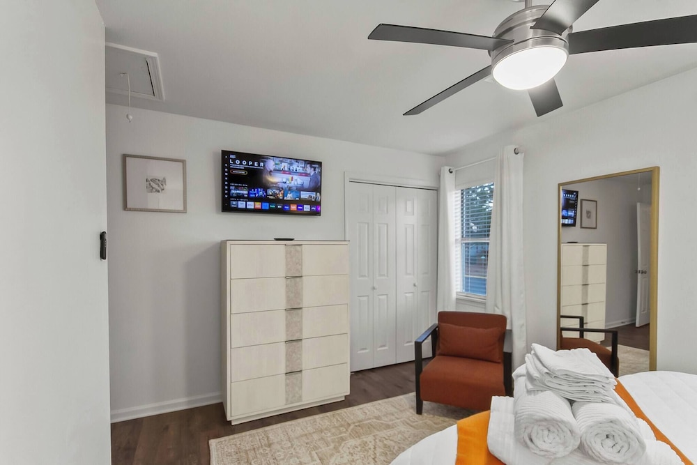 Day Dreamer Minutes to Stadium With Fire pit and Parking