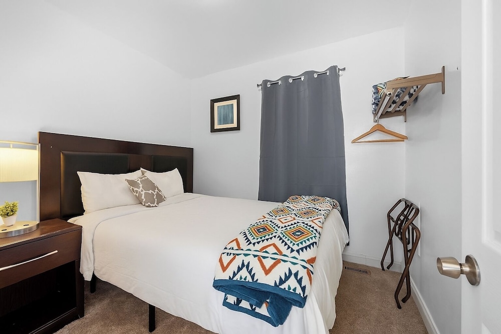 New Downtown Lux 3BR Free Parking, AC & Wi-fi