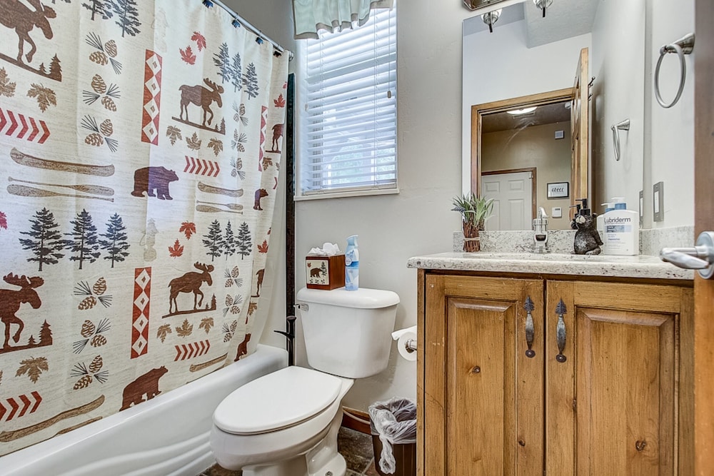 Park Ave Getaway by Avantstay Cozy Cottage Close to Main Street & Town Ski Lift view 2