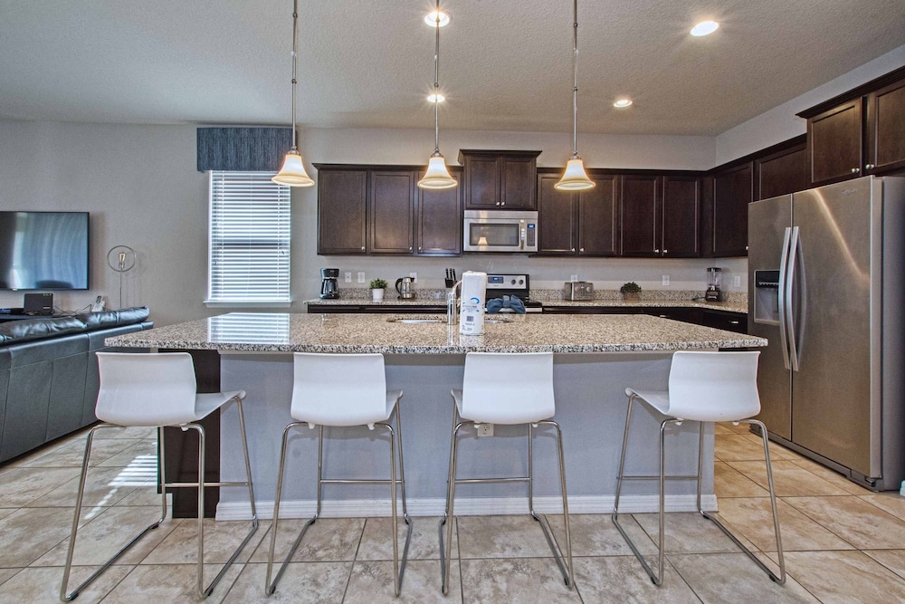 Home 8 Bdrm at Windsor Westside With Top Amenities