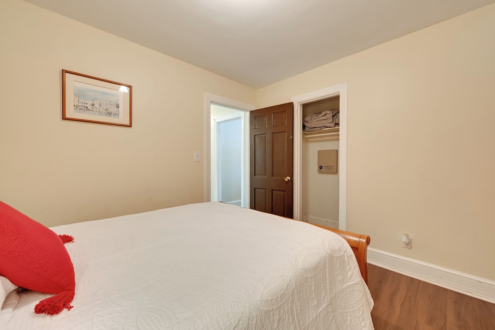 5 Mi to Uptown: Charlotte Hideaway w/ Yard