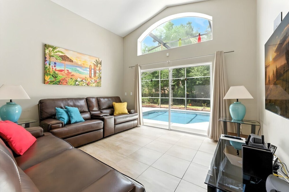Cozy 4BR Villa w/ Priv Pool Lake Berkley Resort