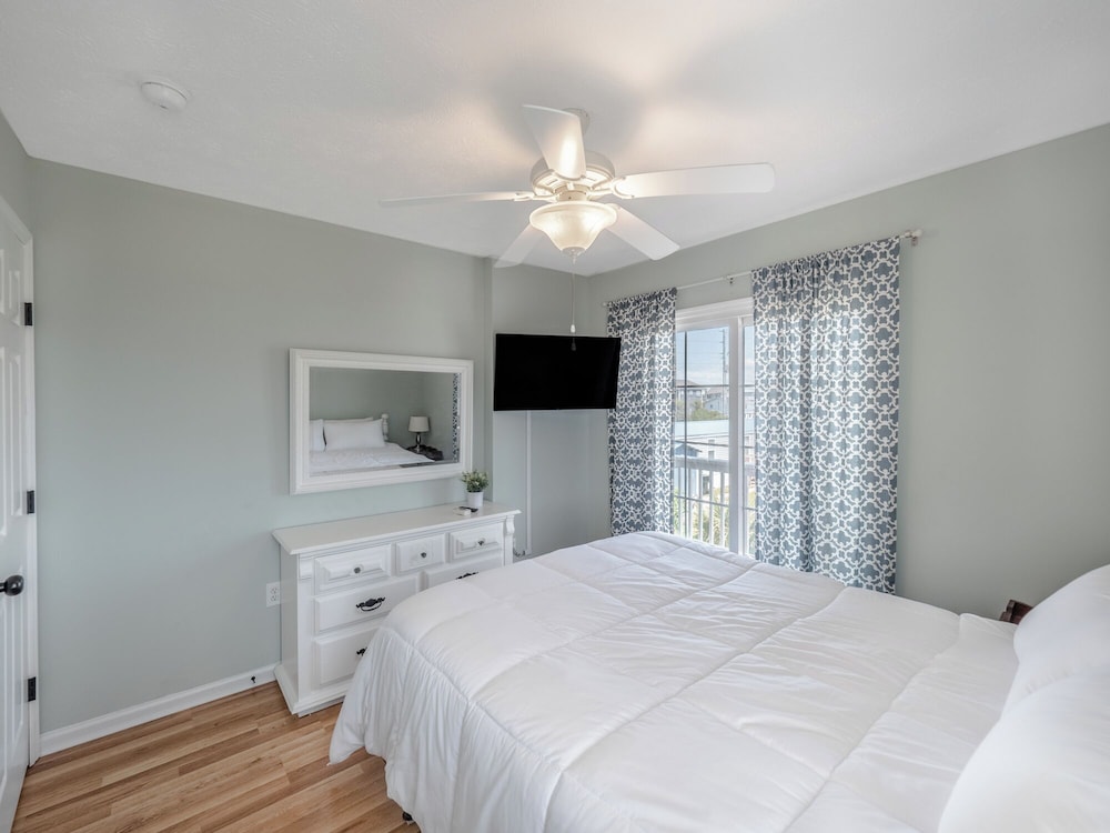 Skipper's Hideout by Topsail Realty