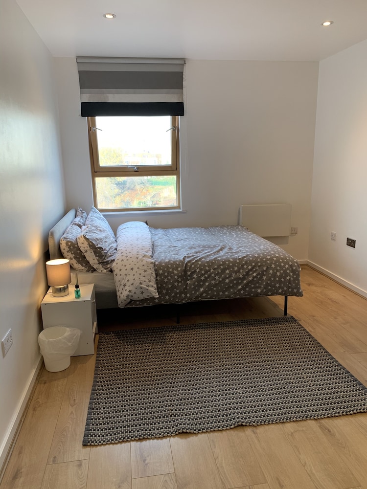 Remarkable 2-bed Apartment view 2