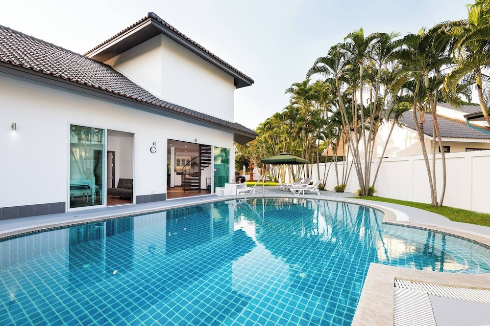 Luxury 4BR Private 425sqm Party Pool Villa