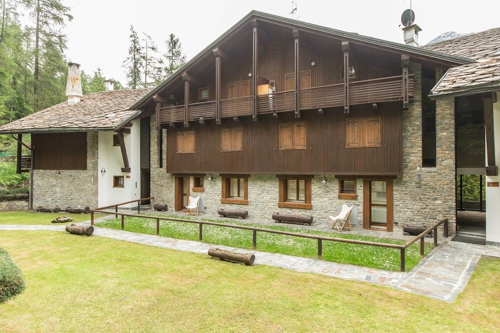 JOIVY Courmayeur Imperial Suite Home Plangorret view 2