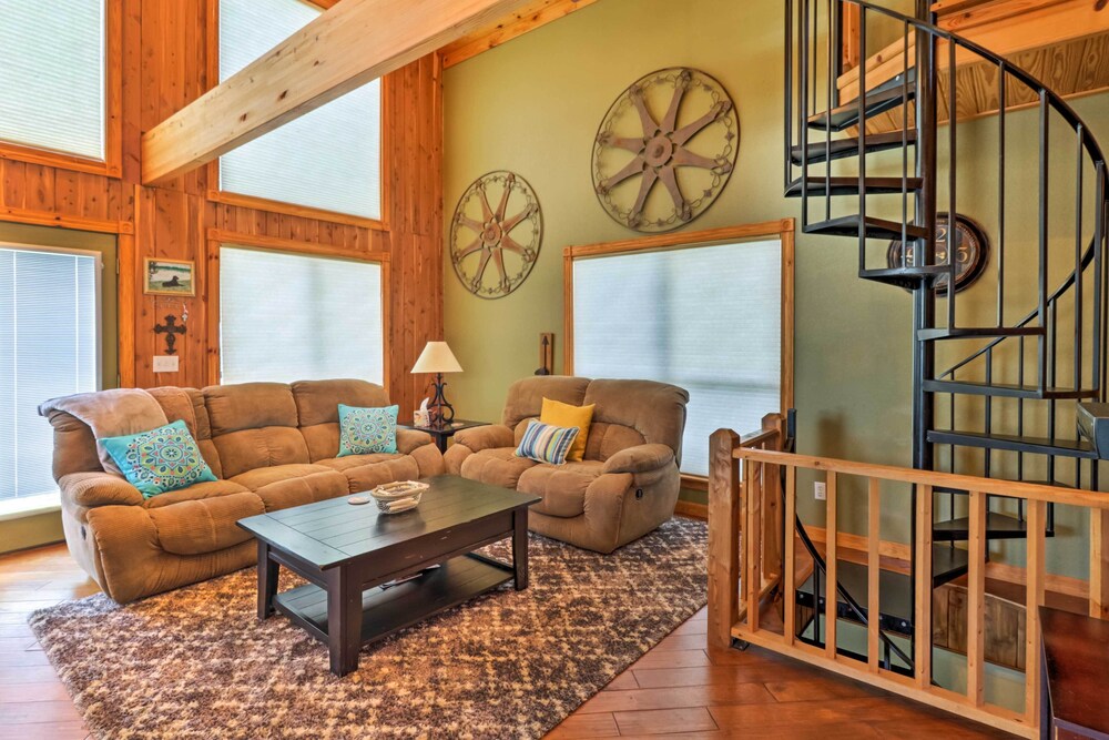 Rustic Lamar Cabin w/ Deck  Private Hot Tub - Property Image 33