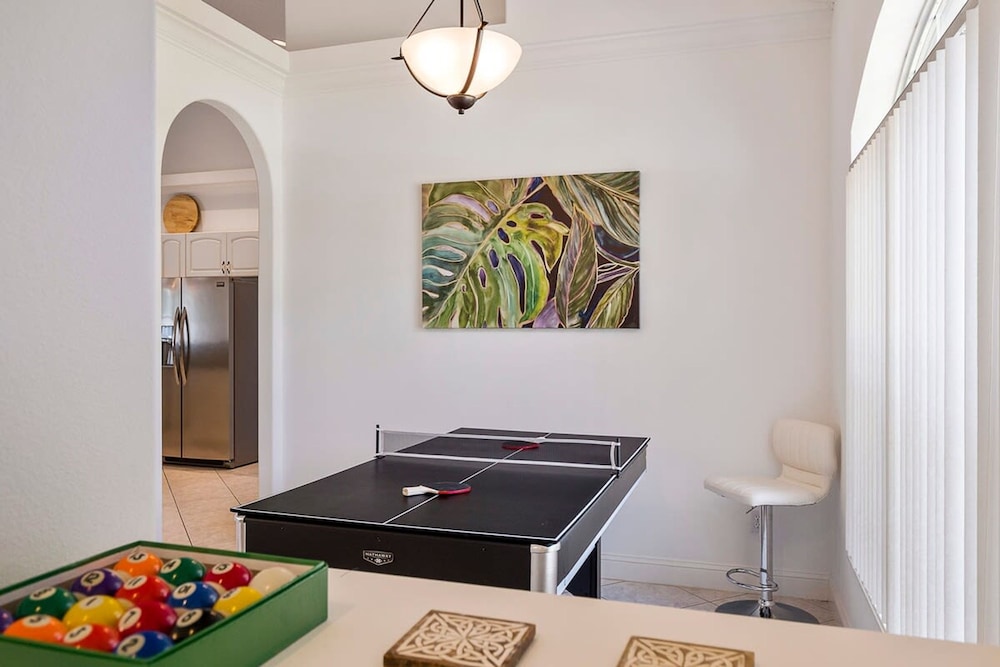 Villa LAS Palmas Beautiful Fenced-in Pool Home With Spa- Sleeps 8