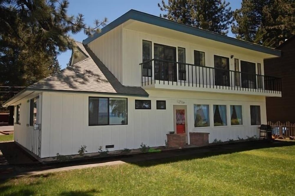 771 Lakeview Avenue 4 Bedroom Home by RedAwning
