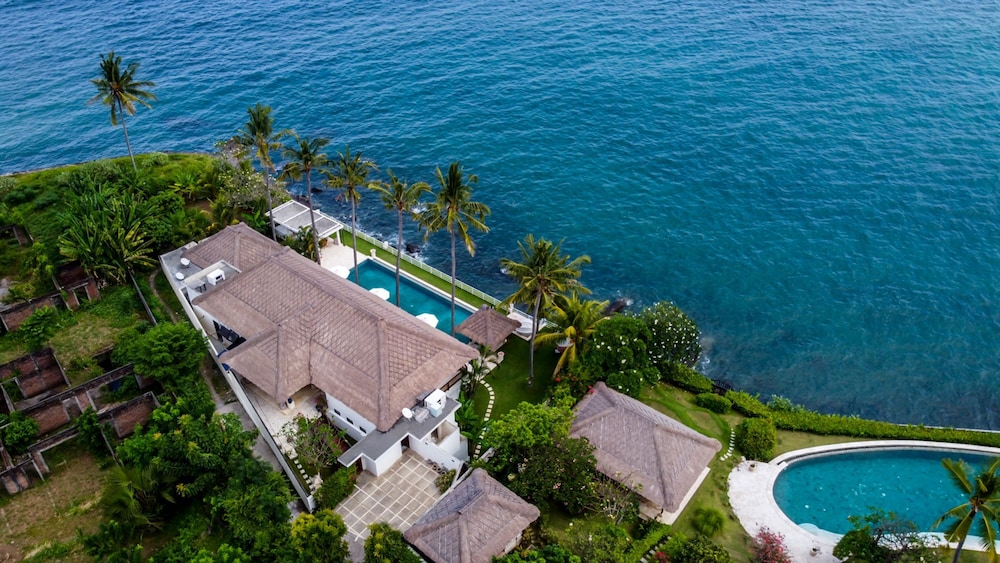 Villa Blanca by Alfred in Bali - Modern Luxury 5 Bdr Oceanfront Villa in Candidasa